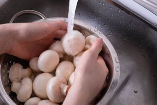 Mytí, které škodí: 3 potraviny, které nikdy nedávejte pod vodu